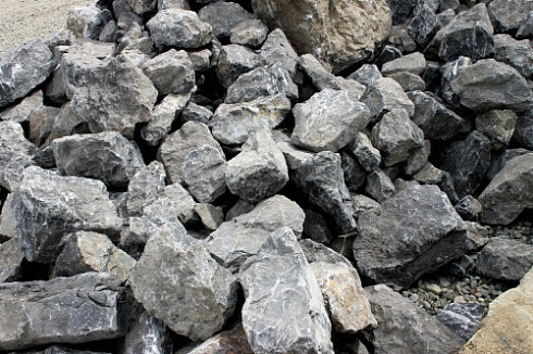 Kamenclub.ru: Черный мрамор скальник фр. 1000-1500 мм.  купить в Королеве мрамор черный белый серый крупный колотый валун ландшафтный 9000 руб/т   фото КАМЕНЬ КЛУБ