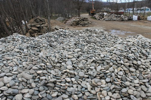 Kamenclub.ru: Галька речная плоская (ассорти) фр. 100-200-300 мм. купить  в Королеве галька плоская разноцветная серый белый темно-серый синий речная галька ландшафтная 8000 руб/т   фото КАМЕНЬ КЛУБ