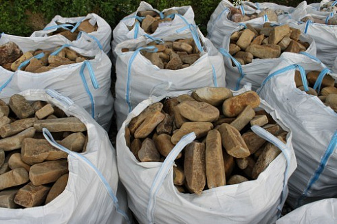 Kamenclub.ru: Песчаник для строительства и кладки блочный (фр 100-200 мм)  купить в Королеве песчаник бежевый серый рыжий валун мелкий для строительства песчаник 6500 руб/т   фото КАМЕНЬ КЛУБ