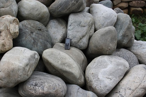 Kamenclub.ru: Речной валун Кабанчик фр.300-500 мм.  купить в Королеве крупный природный камень галька серый, темно-серый речной валун галечник масштабный 7000 руб/т   фото КАМЕНЬ КЛУБ