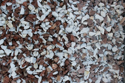 Kamenclub.ru: Мраморная крошка (щебень крошка микс: белый-розовый) фр. 10-20 мм.  купить в Королеве мрамор белый, розовый каменный декоративный ландшафтный щебень 12000 руб/т   фото КАМЕНЬ КЛУБ