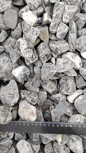 Kamenclub.ru: Щебень галтованный черный (мрамор) фр.40-70 мм.  купить в Королеве мрамор черный с белыми прожилками, черный, белый щебень галтованный округлый 13500 руб/т   фото КАМЕНЬ КЛУБ